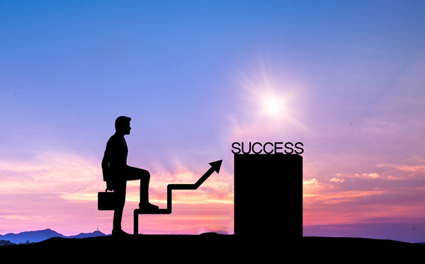 全面評(píng)估戰(zhàn)略風(fēng)險(xiǎn)，及時(shí)調(diào)整戰(zhàn)略方向