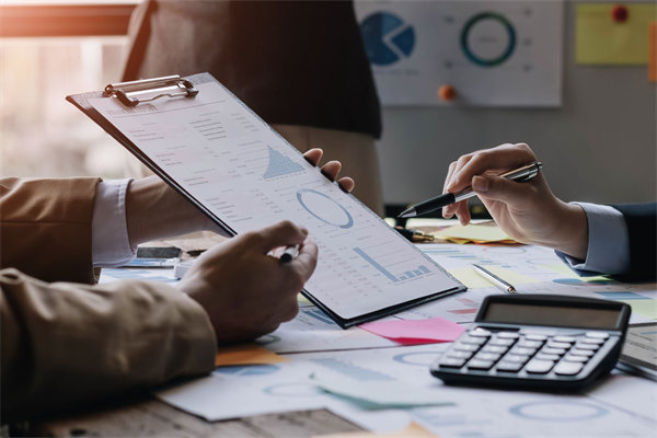 制定年度預(yù)算時(shí)，如何兼顧創(chuàng)新投入與成本控制？