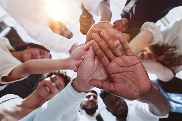 跨國企業(yè)如何管理文化差異以實(shí)現(xiàn)全球戰(zhàn)略協(xié)同？