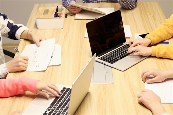 數(shù)字化轉型背景下，企業(yè)戰(zhàn)略應如何創(chuàng)新與升級？