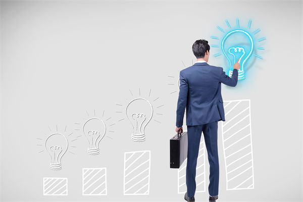 如何通過預算分析，識別企業(yè)運營中的潛在風險與機遇？