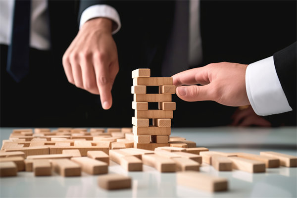 面對(duì)復(fù)雜市場(chǎng)環(huán)境，集團(tuán)管控咨詢(xún)?nèi)绾未_保企業(yè)穩(wěn)健前行？