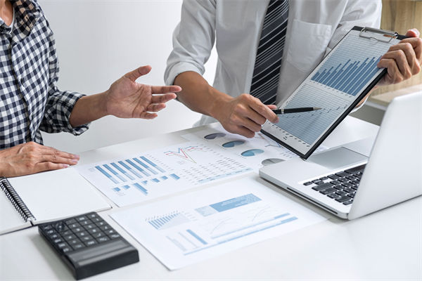 在滾動(dòng)預(yù)算模式下，如何確保預(yù)算的連續(xù)性和前瞻性？