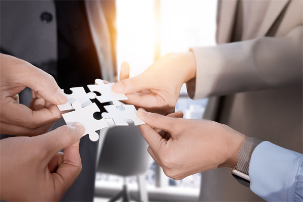 把頂層設(shè)計(jì)和問計(jì)于民統(tǒng)一起來，對企業(yè)戰(zhàn)略的啟示